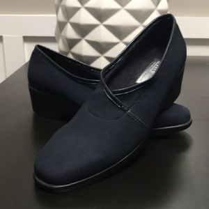 Munro Navy 7.5 Narrow Slip Ons